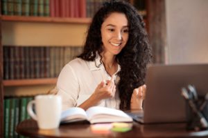 Frau arbeitet am Laptop