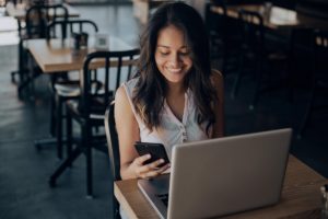 Photo Woman working on laptop