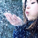 Foto Mädchen bläst Schnee von der Hand