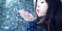 Foto Mädchen bläst Schnee von der Hand
